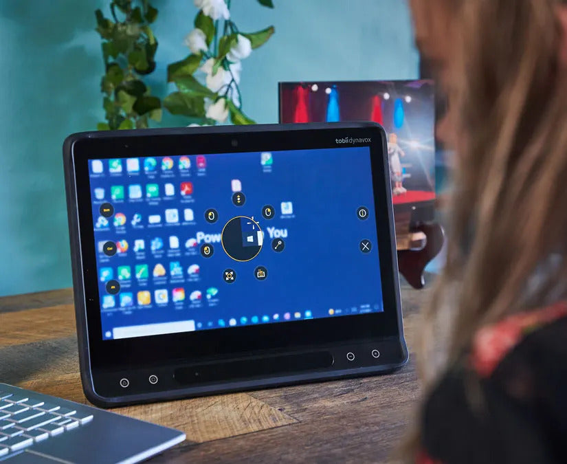 Eine Frau, die TD Control von Tobii Dynavox auf der I-Serie, einem Kommunikationsgerät mit Augensteuerung, verwendet.