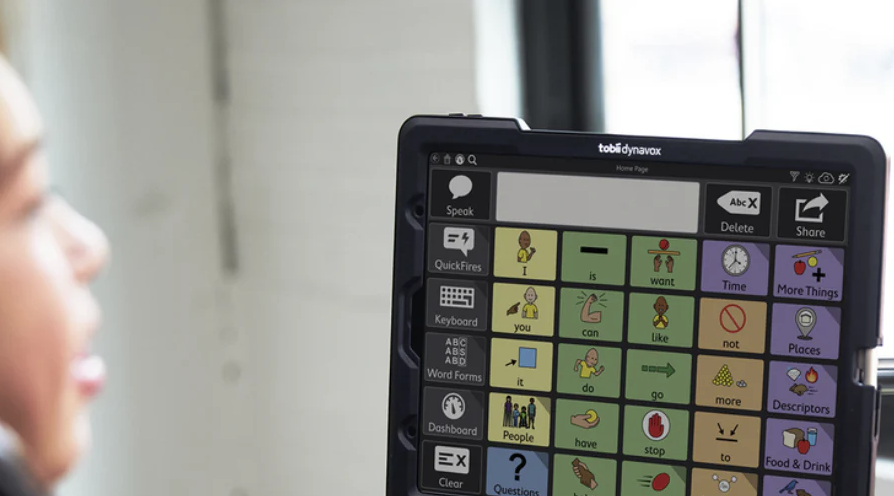 Junge Frau, die TD Snap Motor Plan auf einem Kommunikationsgerät von Tobii Dynavox verwendet