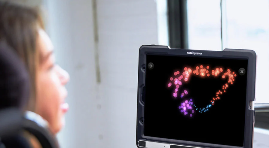  Junge Frau verwendet Sensory Eye FX 2 auf einem TD Pilot, um die Augensteuerung zu üben