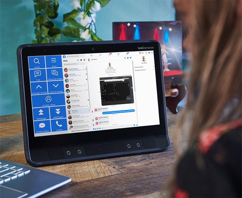 Frau nutzt Tobii Dynavox Communicator 5 Accessible Facebook auf einer TD I-Series