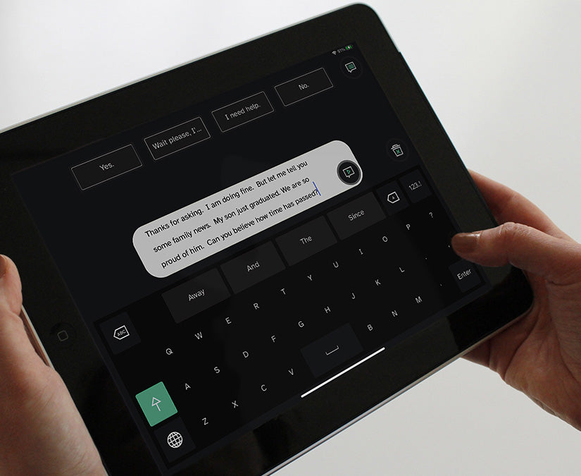 Eine Person, die mit ihrer Hand über den Touchscreen eines Kommunikationsgeräts von Tobii Dynavox kommuniziert.