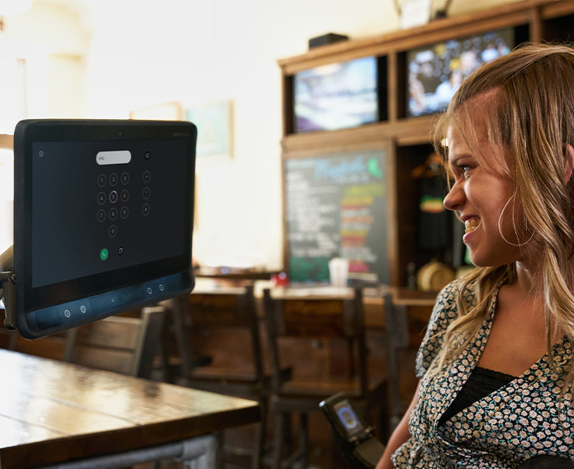 Delaina verwendet TD Phone, um auf ihrem TD Kommunikationsgerät der TD I-Serie von Tobii Dynavox einen Anruf zu tätigen.