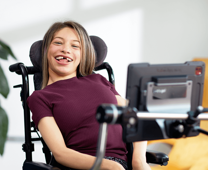 Junge Frau nutzt ein Tobii Dynavox TD Pilot Gerät